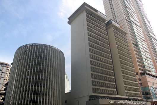 MEF y Contraloría suspenden bonos y gastos de fin de año en todo el sector público