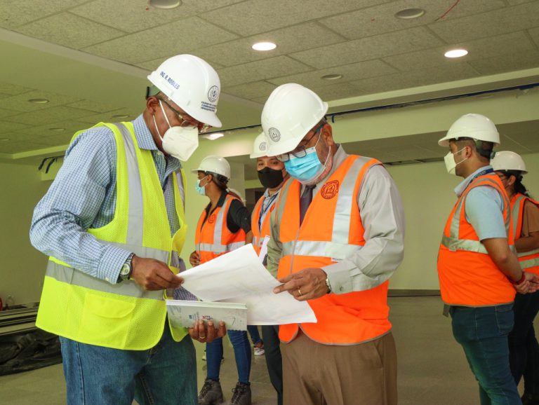 Fiscalizadores supervisan Fase 1 de la Ciudad de la Salud, antes de su entrega, el próximo 12 de julio