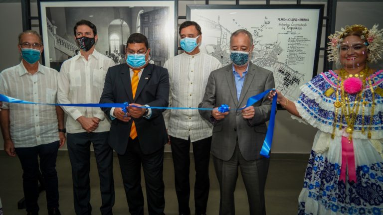 Contralor inaugura exposición fotográfica “50 años de historia”