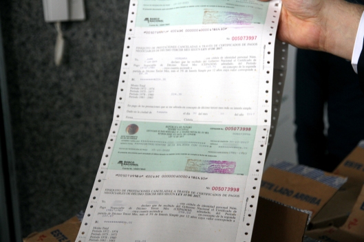 Contraloría entregó cheques para pagos al personal de Salud