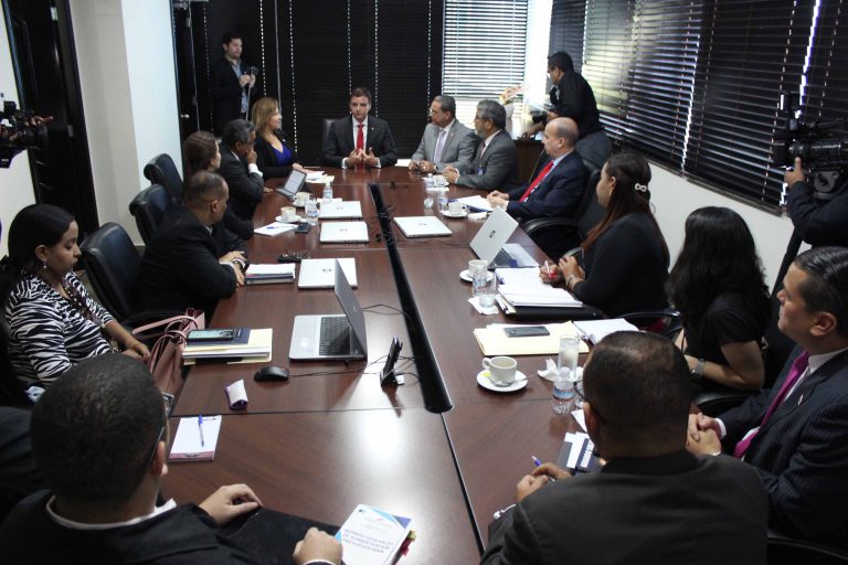 Contraloría y MIVIOT establecen mesa de trabajo para agilizar proyectos habitacionales