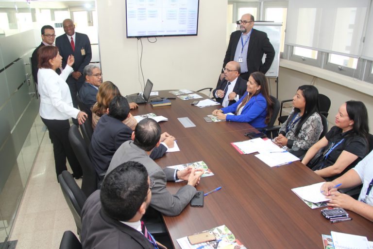 Investigadores del Instituto de Estudios Democráticos visitan instalaciones del INEC