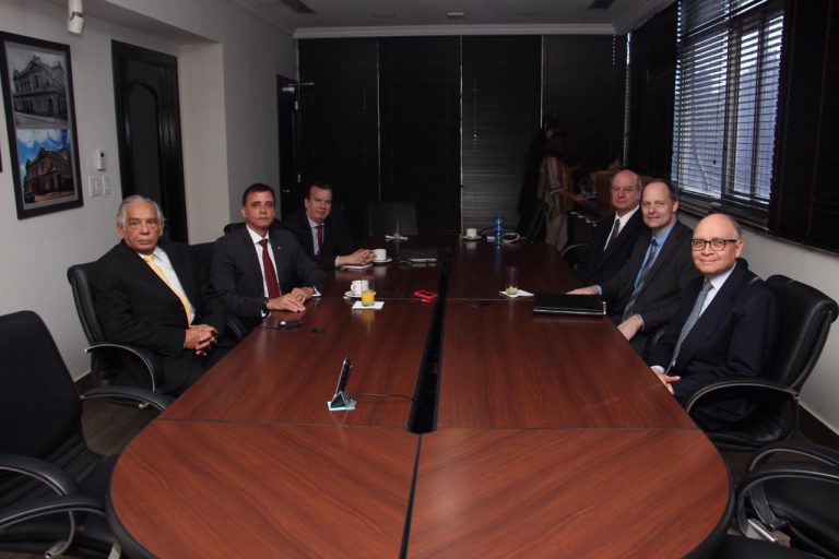 Misión del FMI es recibida por el Contralor Solís