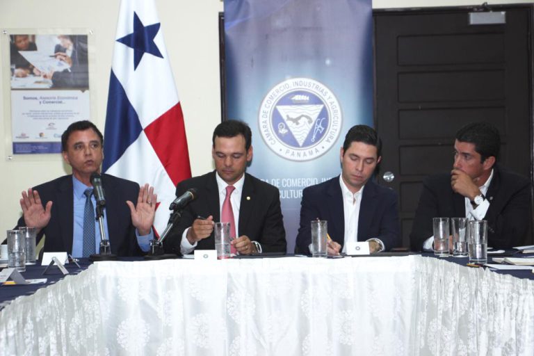 Contralor se reúne con miembros de la Cámara de Comercio, Industrias y Agricultura de Panamá