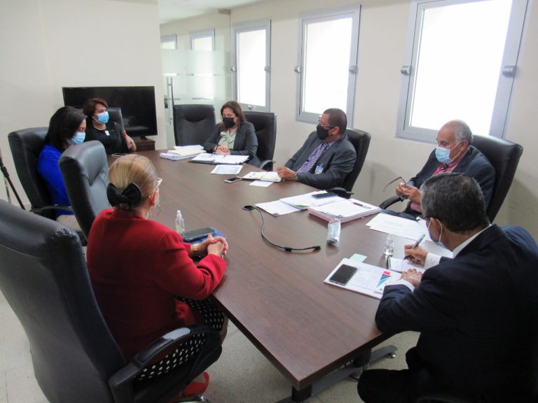 Fiscalizadores de Contraloría asesoran procesos de compra del Complejo Hospitalario del Seguro