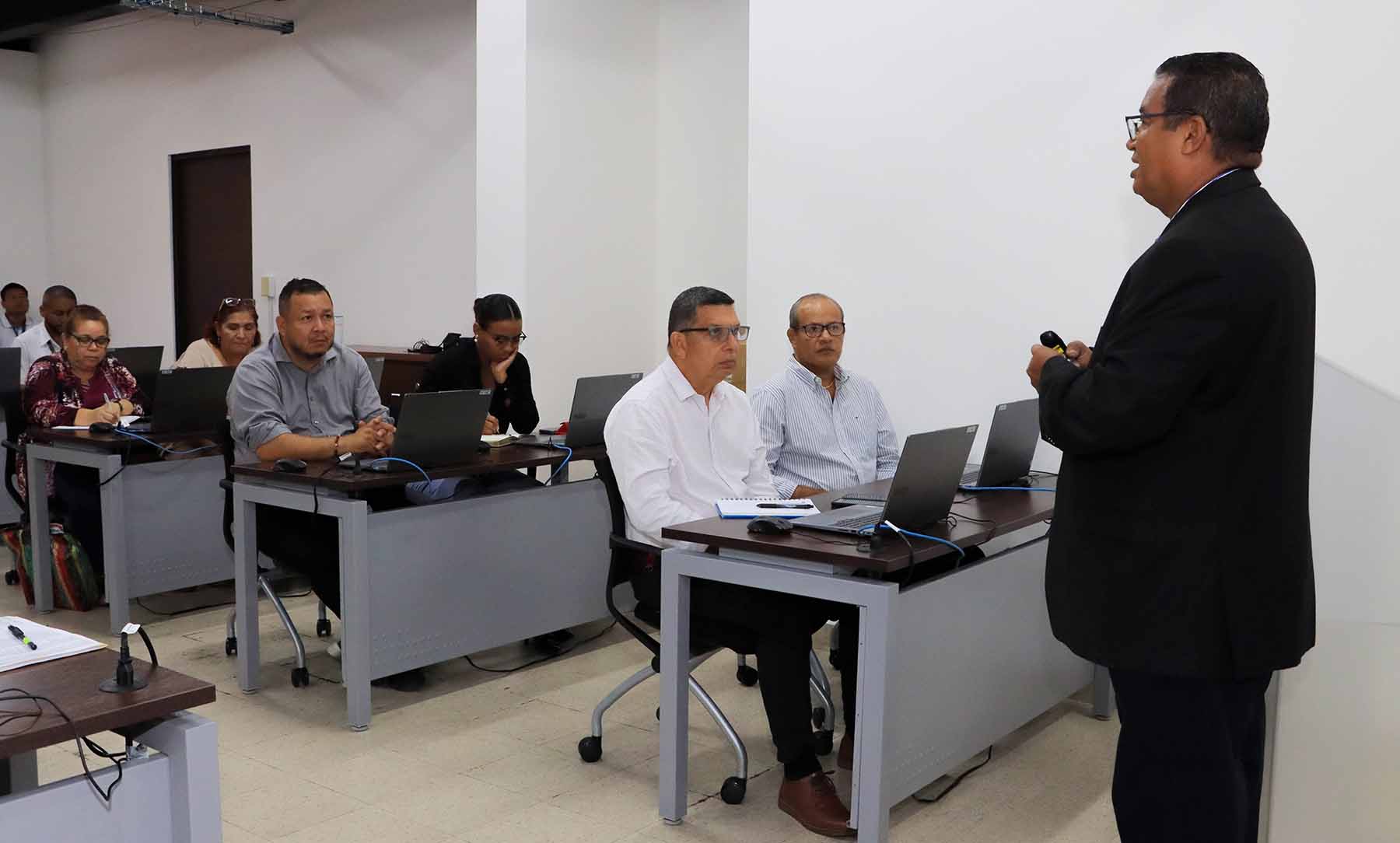 La Contraloría explica novedosa herramienta de rendición de cuentas a las juntas comunales