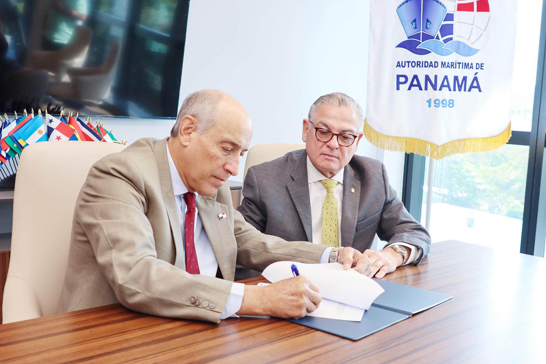 El Contralor General de la Republica, Anel Flores acudió a la Autoridad Marítima de Panamá