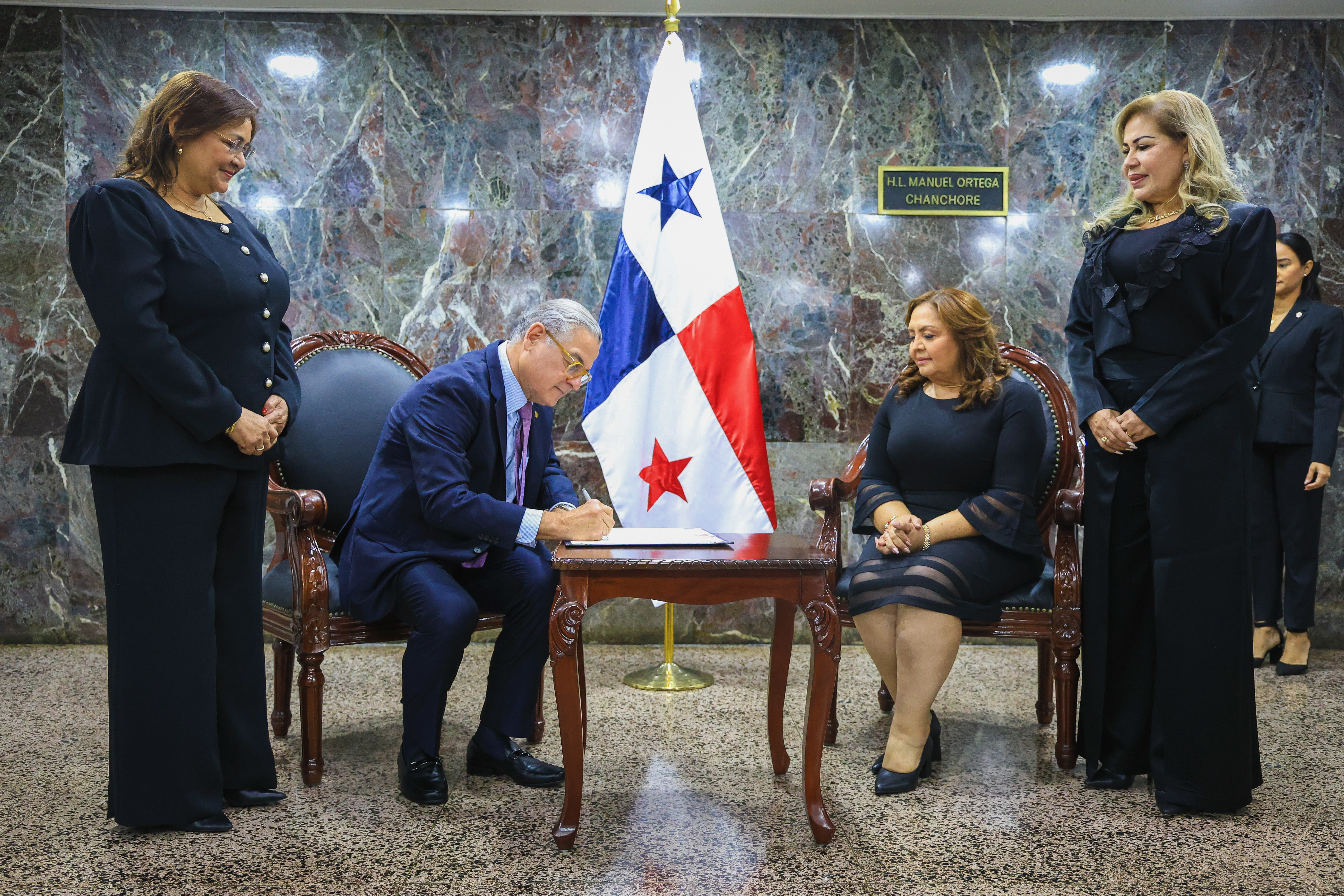 Contralor y subcontralor firman toma de posesión ante la Asamblea Nacional  