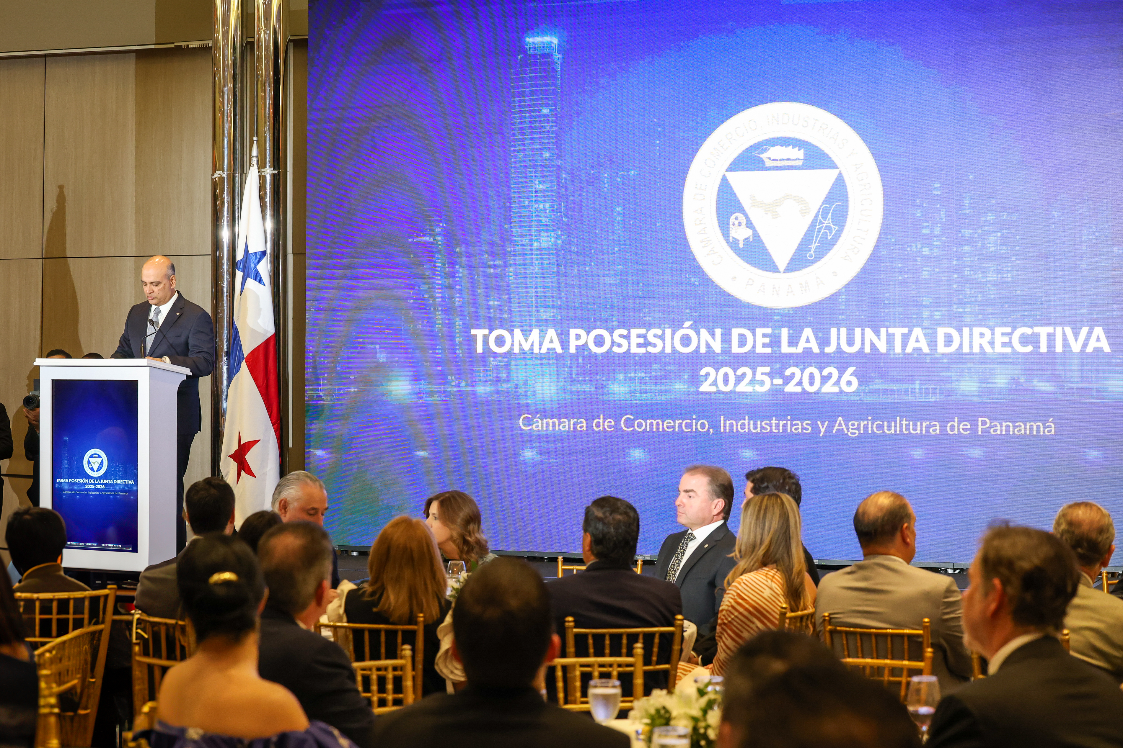 Contraloría participa en la toma de posesión de la Cámara de Comercio