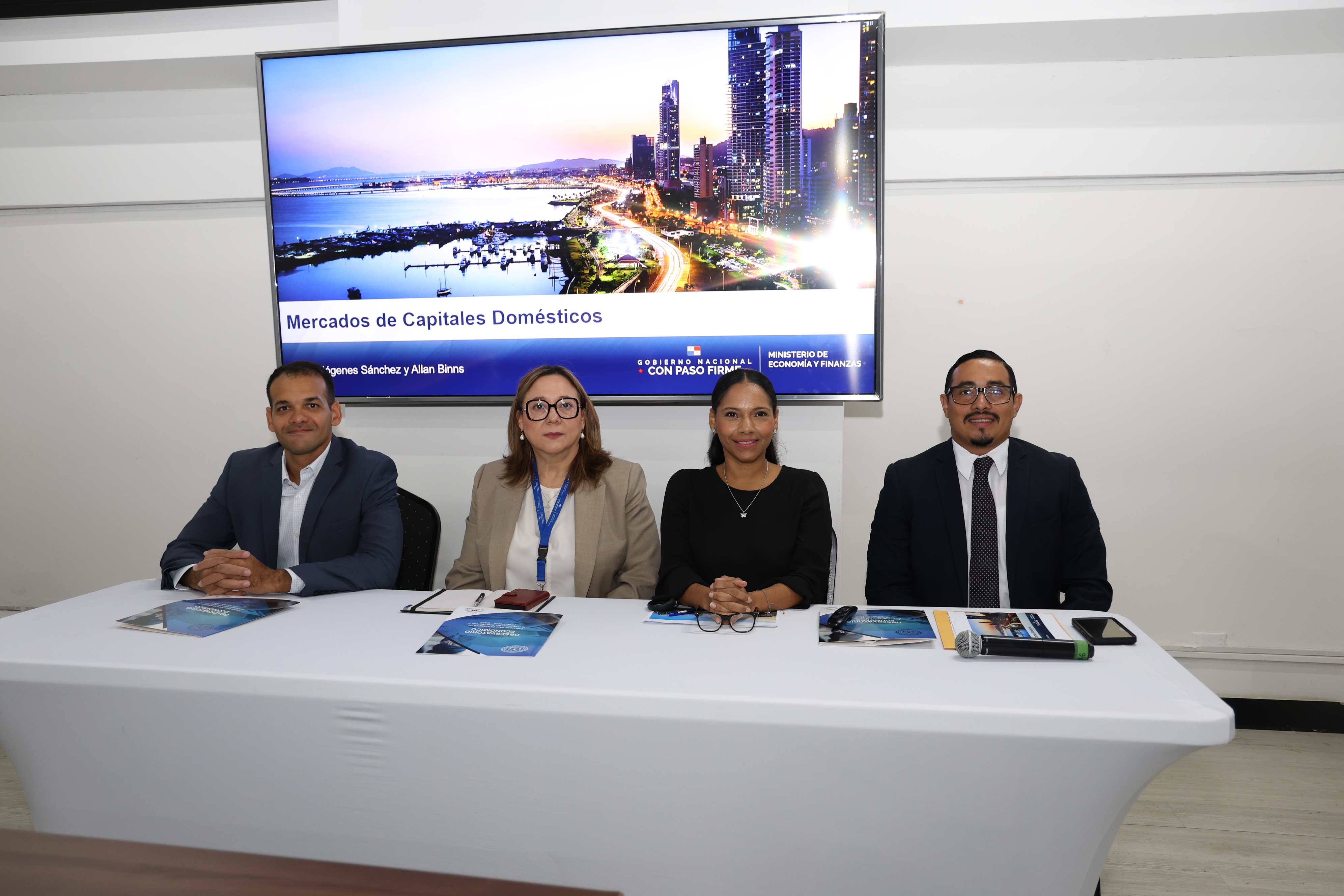 Colaboradores de la Contraloría General se capacitan sobre la estructuración y regulación de los mercados globales