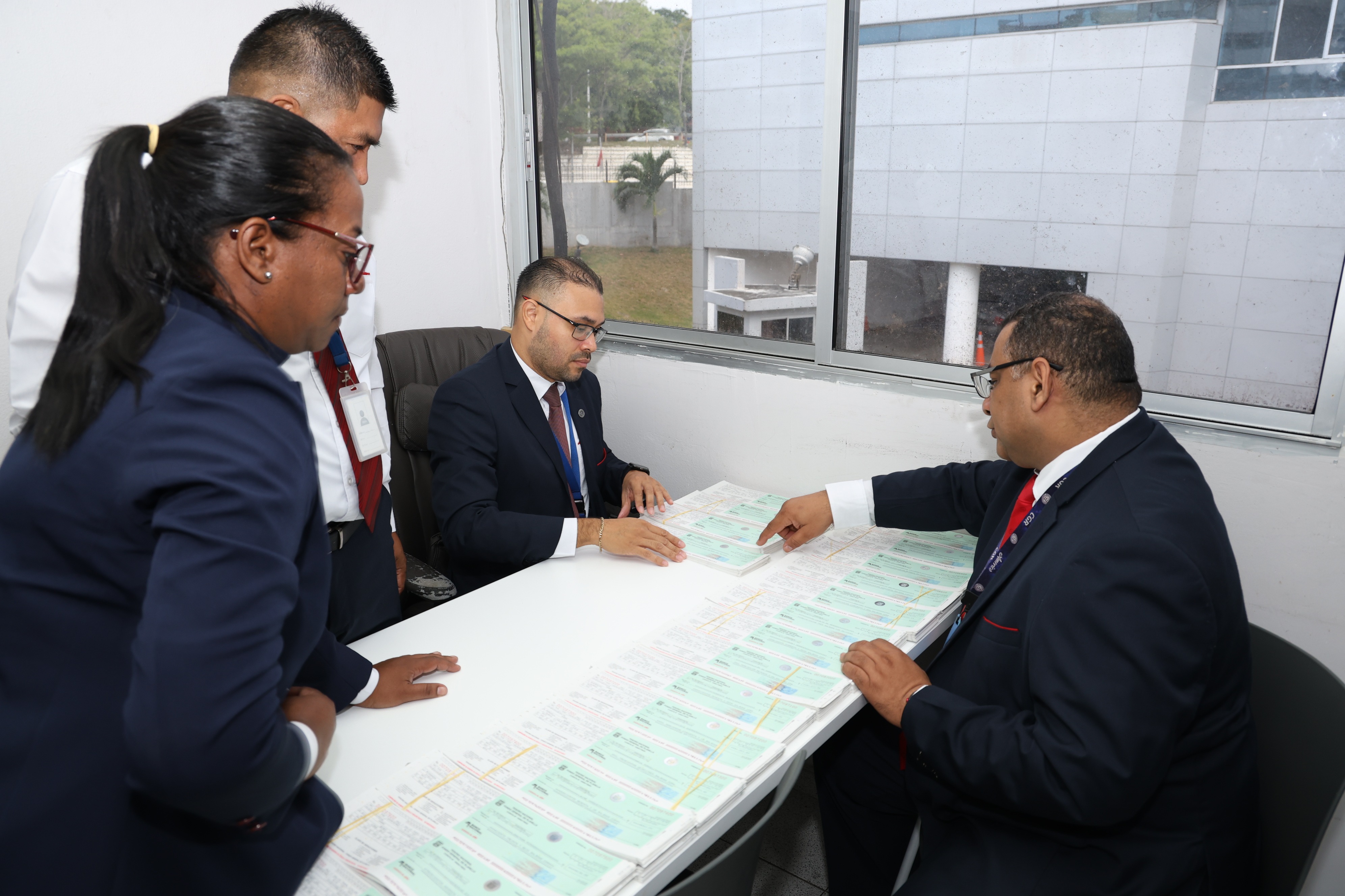 Contraloría refuerza control del gasto público con entrega directa de cheques en la Asamblea