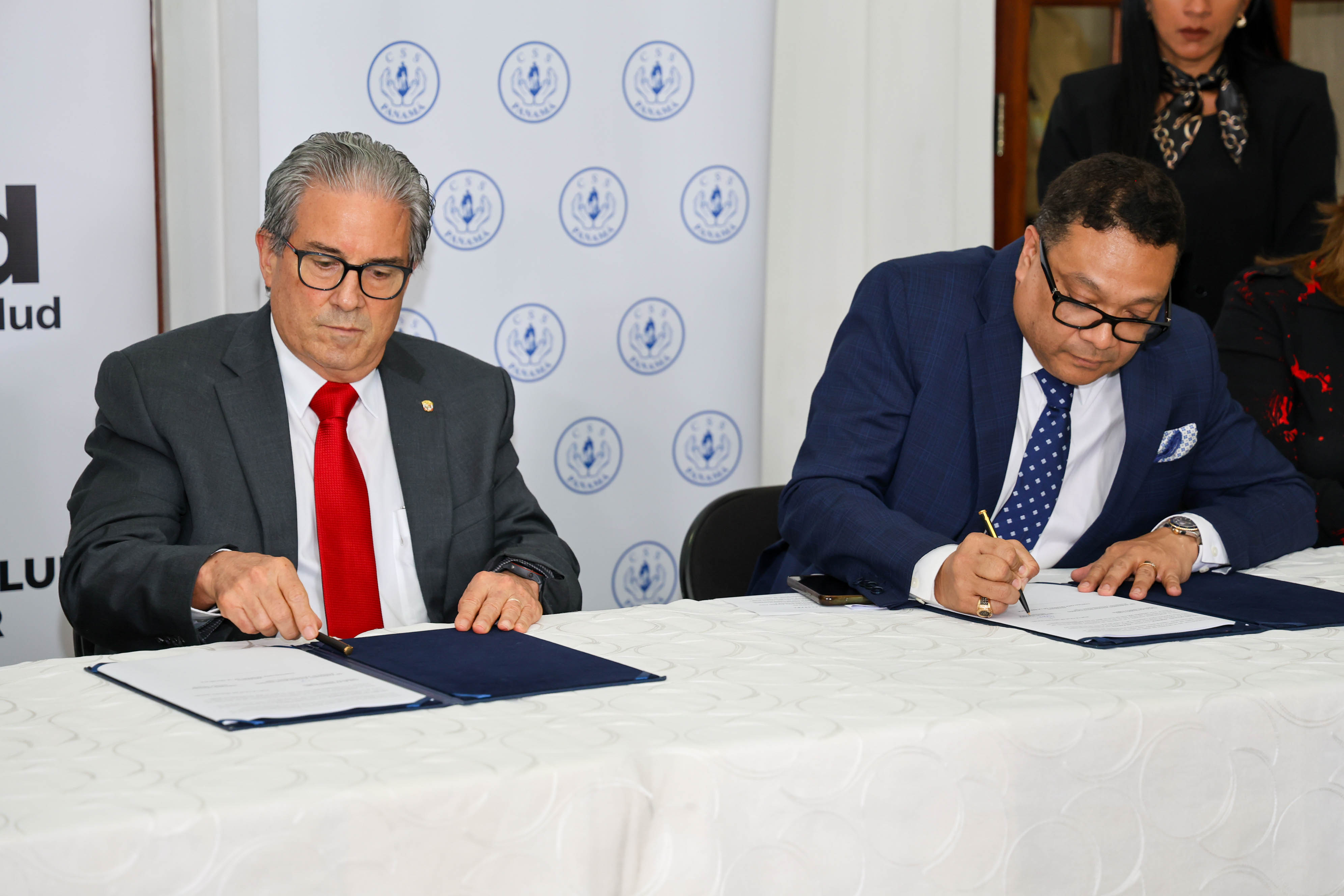 Contralor asiste a firma de convenio interinstitucional para mejorar el servicio alimentario en el Hospital Santo Tomás