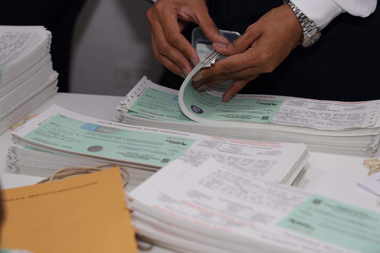 Contraloría refuerza control del gasto público con entrega directa de cheques en la Asamblea