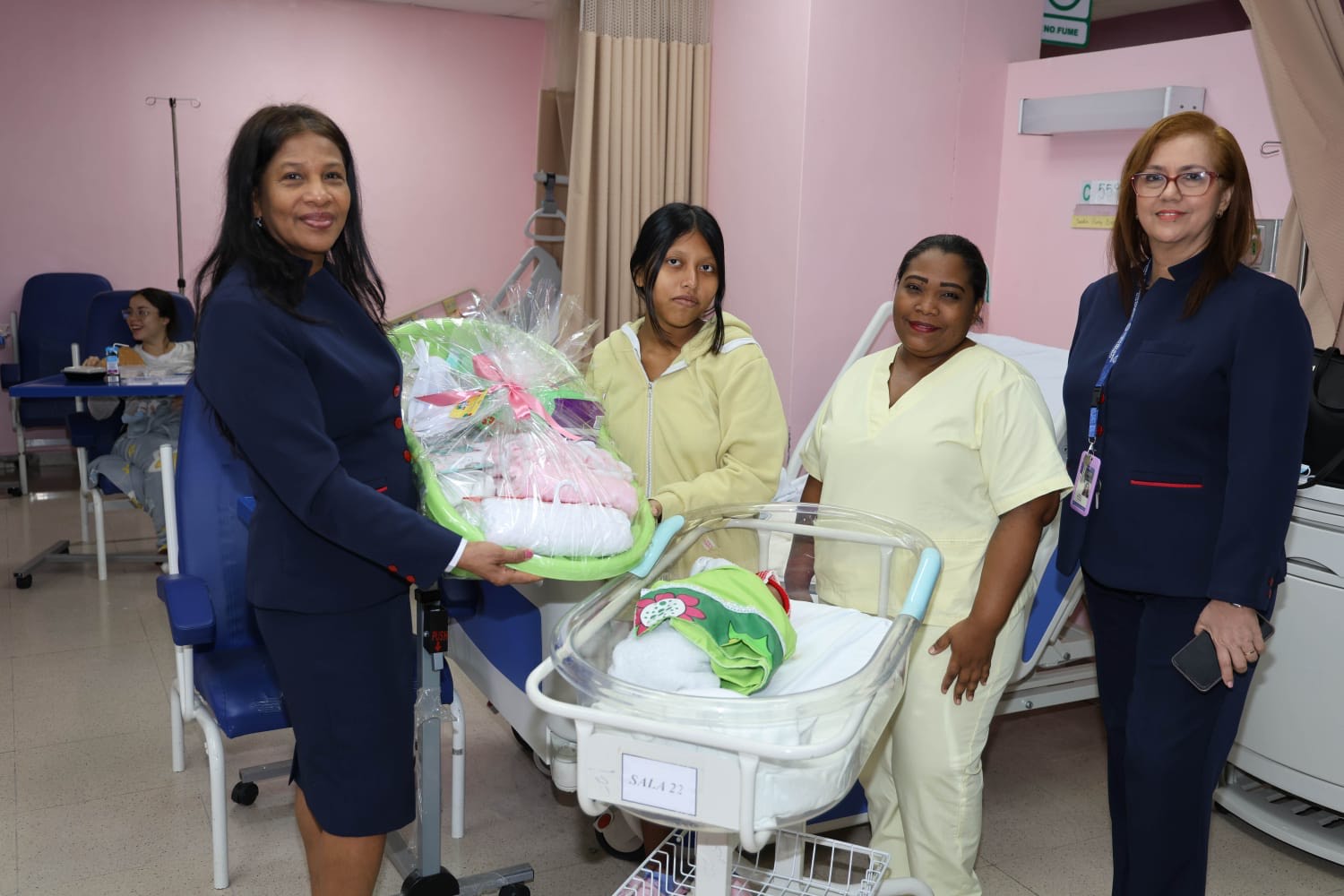 Contraloría hace entrega de canastilla en sala de maternidad del Hospital Santo Tomas.