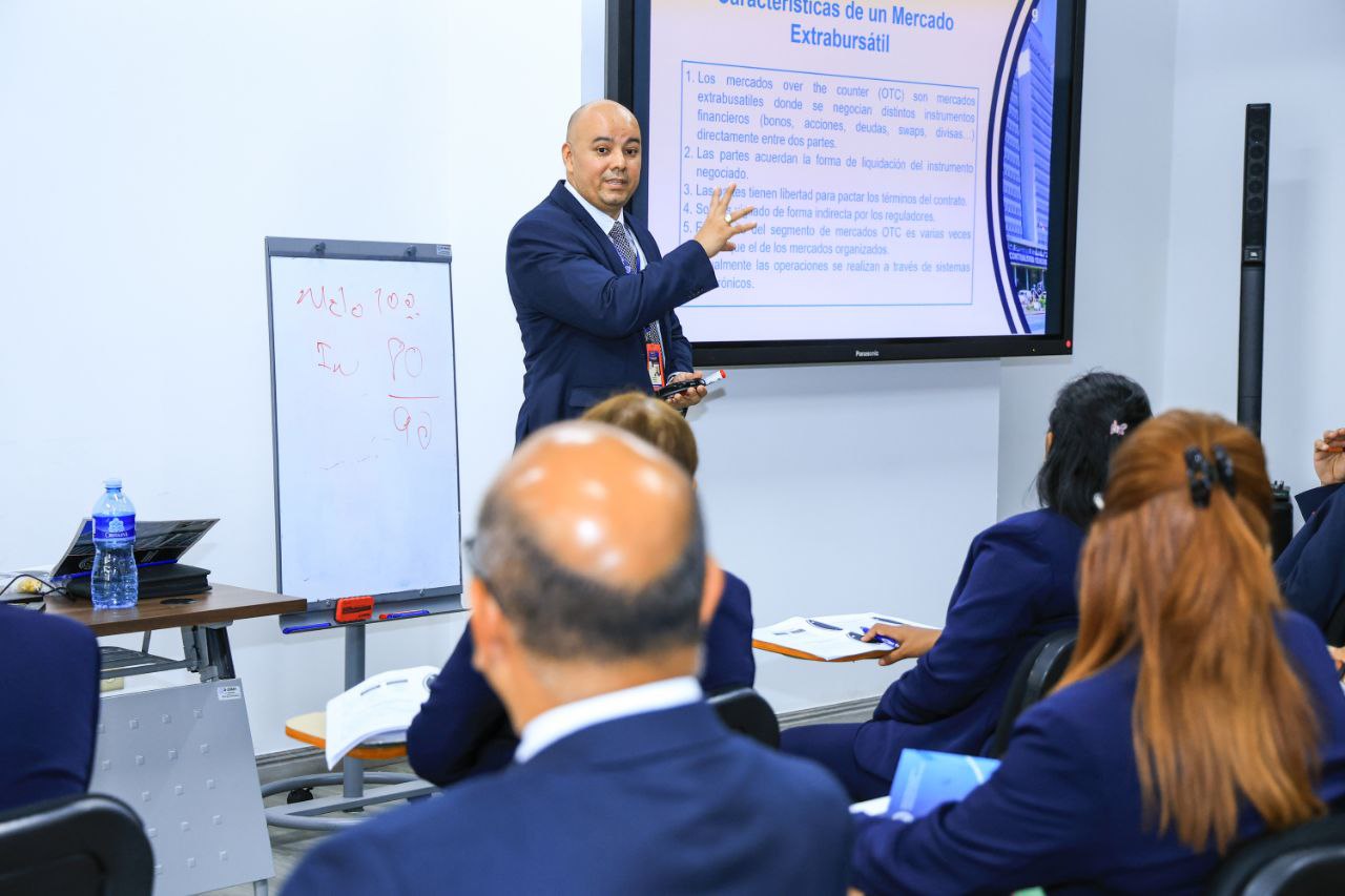 Contraloría fortalece capacidades de su equipo técnico en temas de deuda pública y mercados de capitales