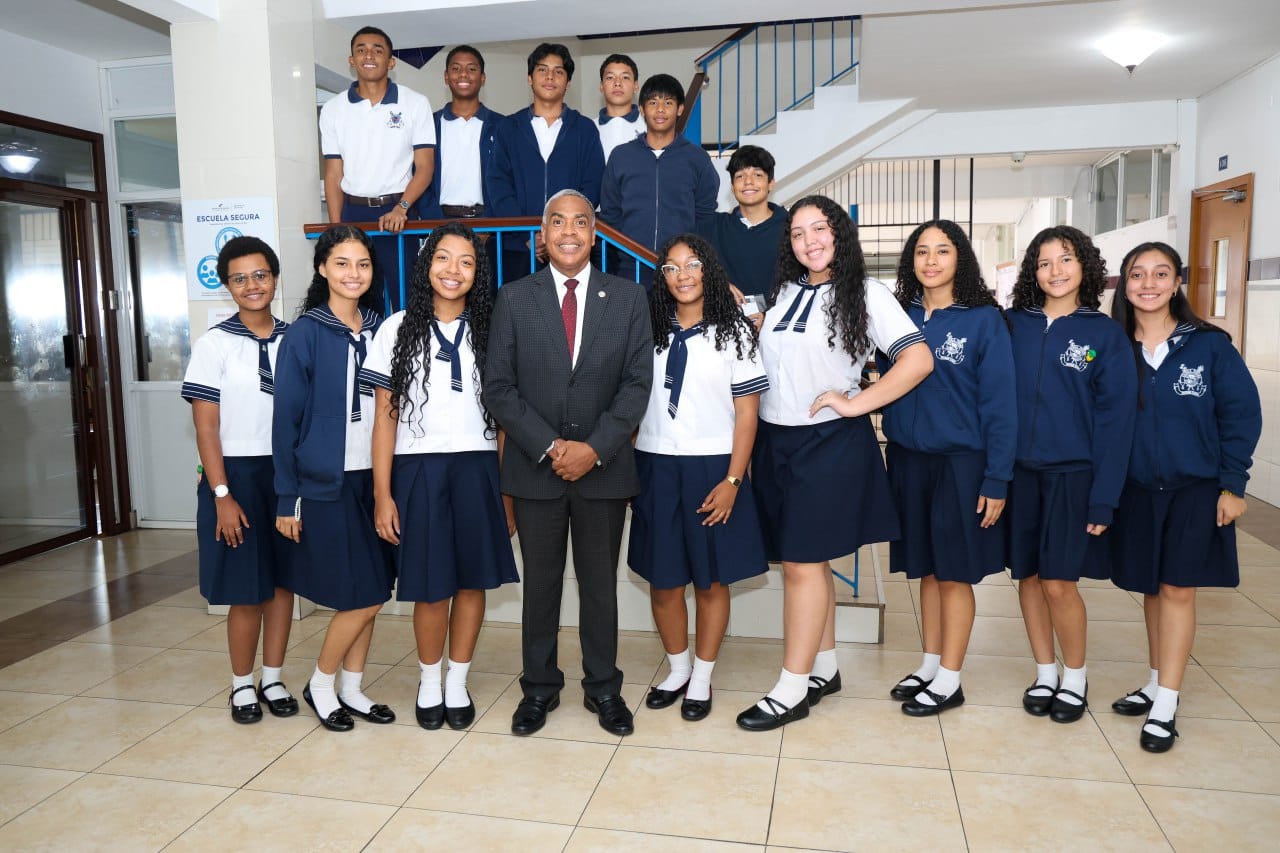 Estudiantes del Panama School conocen funciones y estructura de la Contraloría