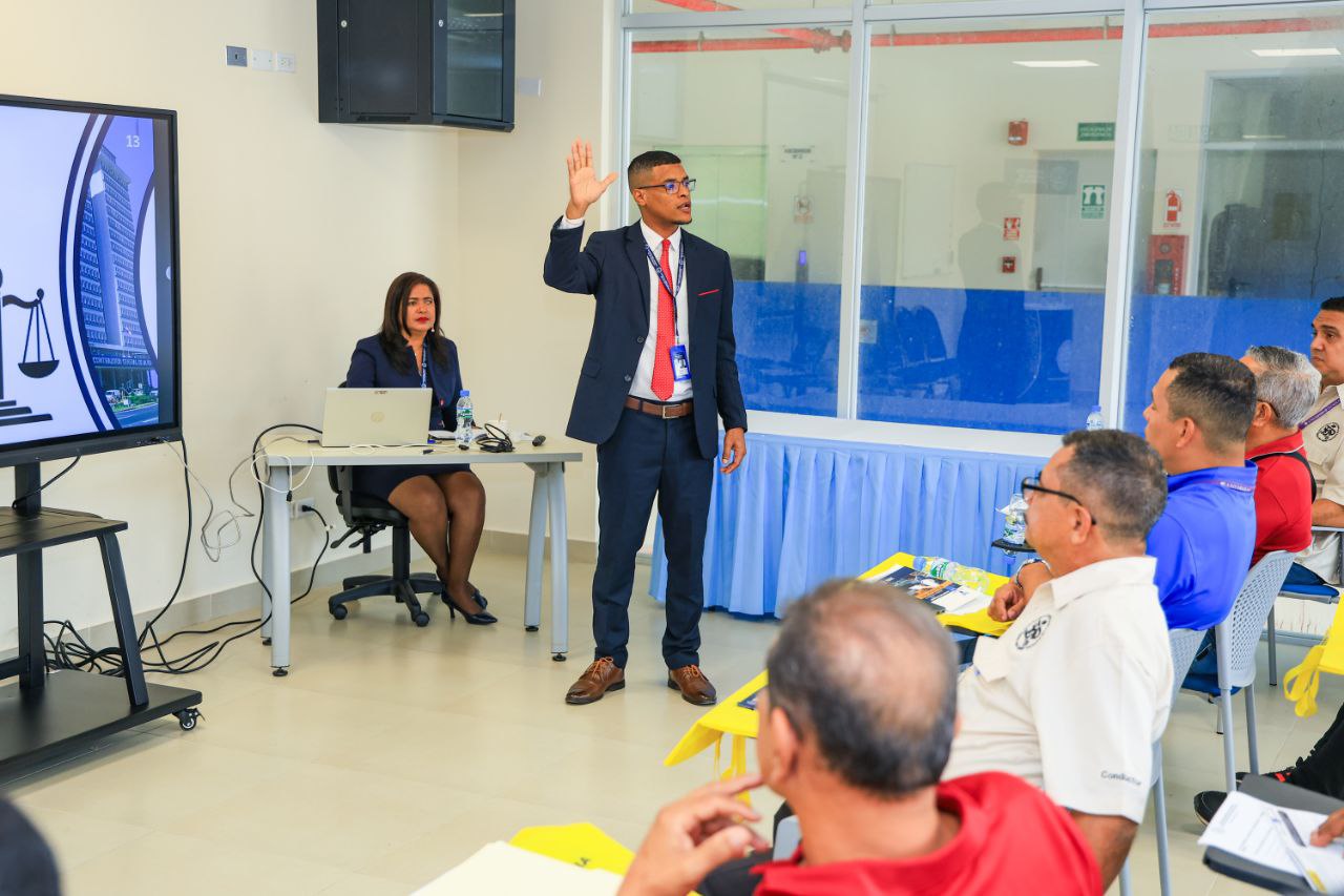 Contraloría capacita a conductores de la UTP en el uso responsable de vehículos estatales