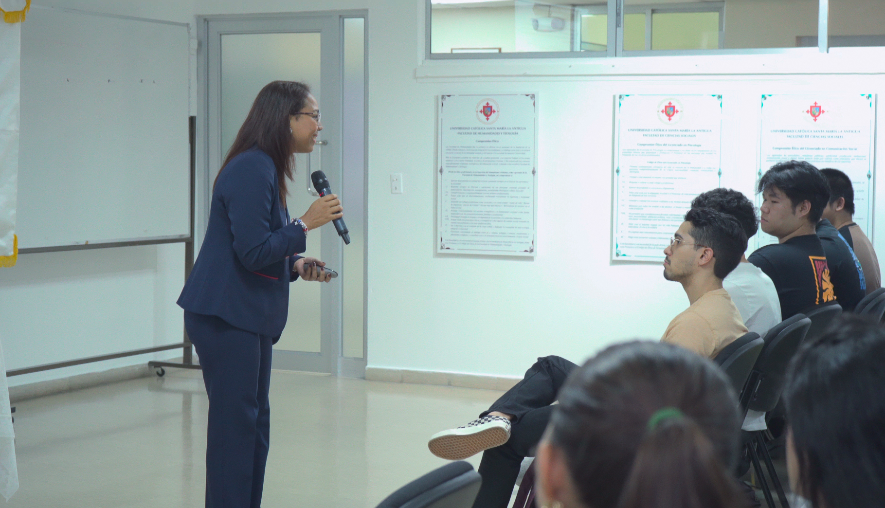 La Contraloría presenta el Observatorio Económico a estudiantes de la USMA