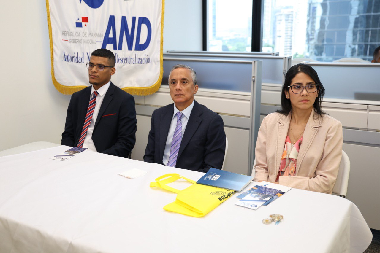 Funcionarios de la AND reciben charla sobre participación ciudadana y transparencia