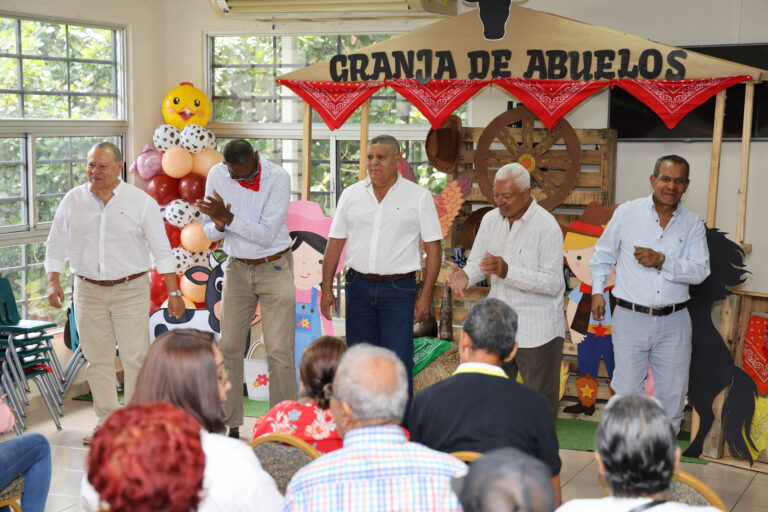 Niños del CAIPI  de la contraloría rinden homenaje a los abuelos en su día