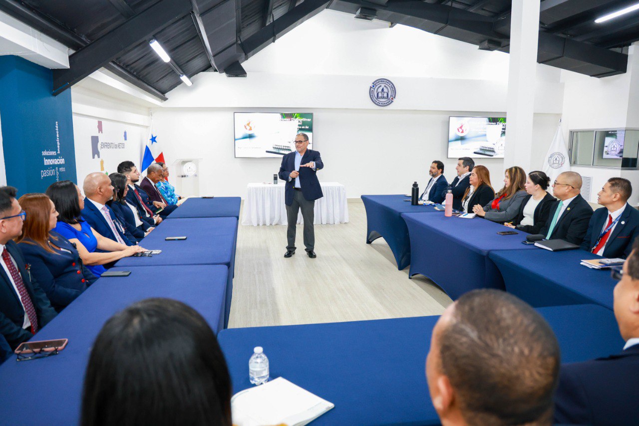 Directores y Subdirectores de la Contraloría participan en Conferencia sobre Liderazgo Disruptivo