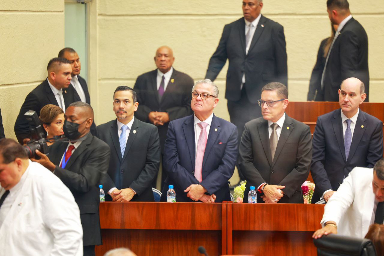 Contralor Anel Flores participa en instalación del nuevo período legislativo