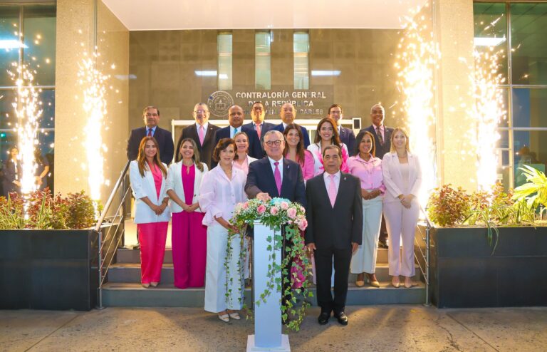 Encendido de Luces Alusivas al Mes de la Cinta Rosada y Celeste en la Contraloría General de la República