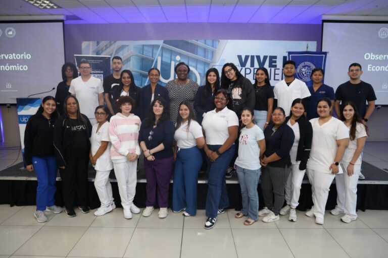 Contraloría presenta el Observatorio Económico a estudiantes universitarios