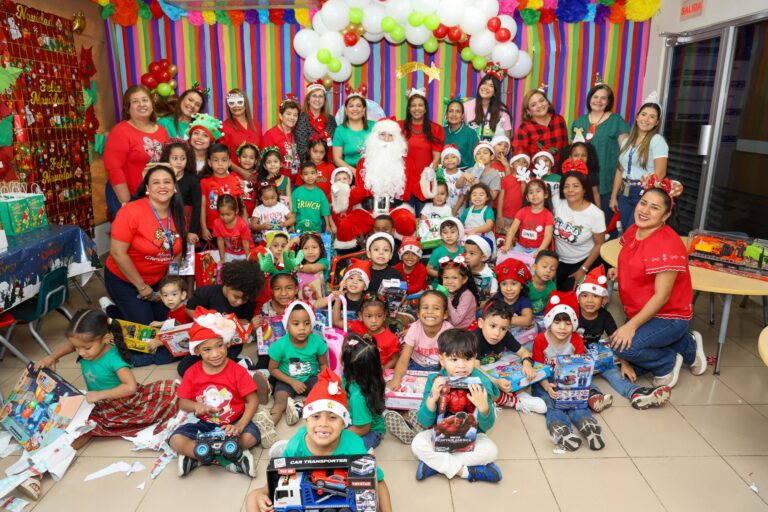 Santa Claus llenó de alegría la Navidad en el CAIPI de la Contraloría