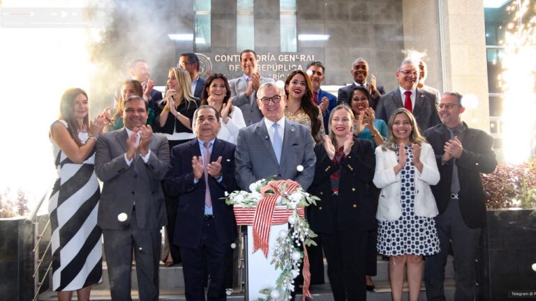 La Contraloría General de la República enciende la magia de la Navidad con un emotivo acto lleno de luz