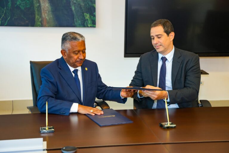 INEC y SENACYT firman convenio para el desarrollo de la Encuesta de Innovación en Empresas 2025