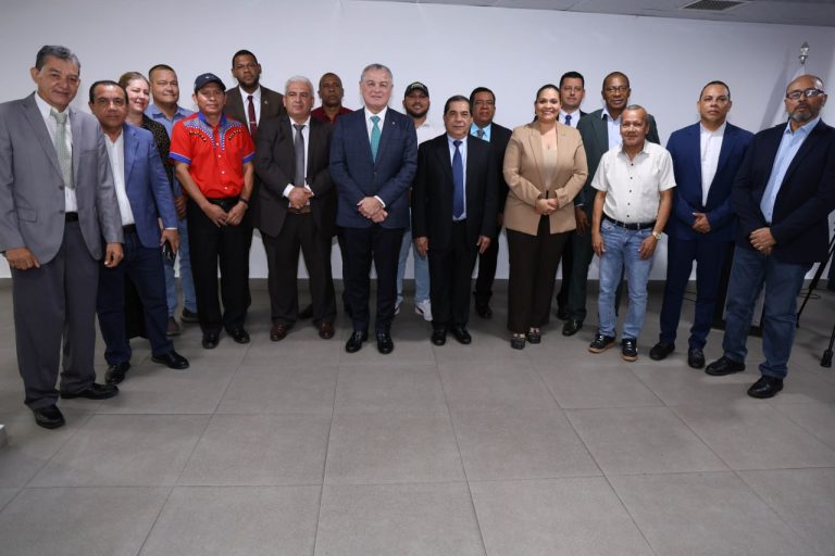 Contraloría General refuerza acciones de fiscalización y capacitación con concejales de todo el país