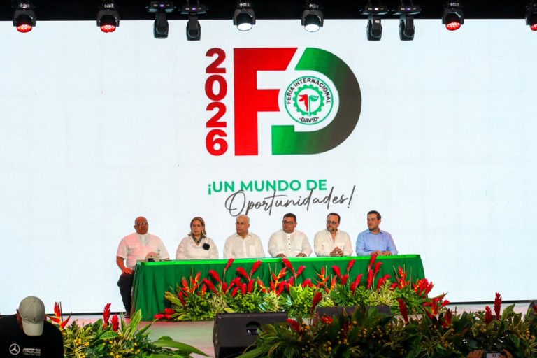 Contraloría inaugura su stand en la Feria Internacional de David