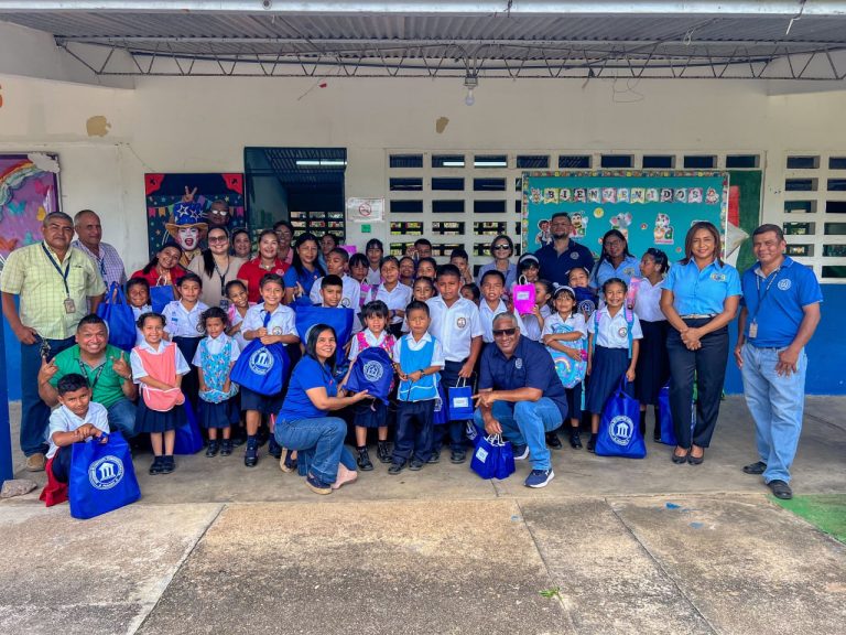 Campaña de útiles escolares de la Contraloría llegó a Coclé