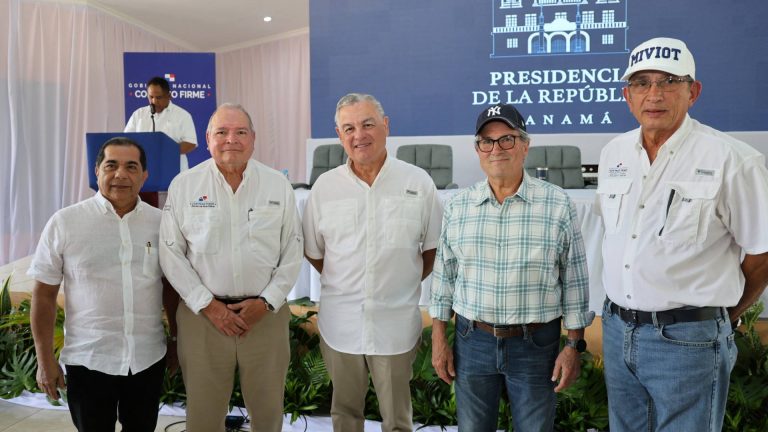 Contralor y secretario general participan en entrega de contratos para obras viales en Panamá Oeste y Coclé