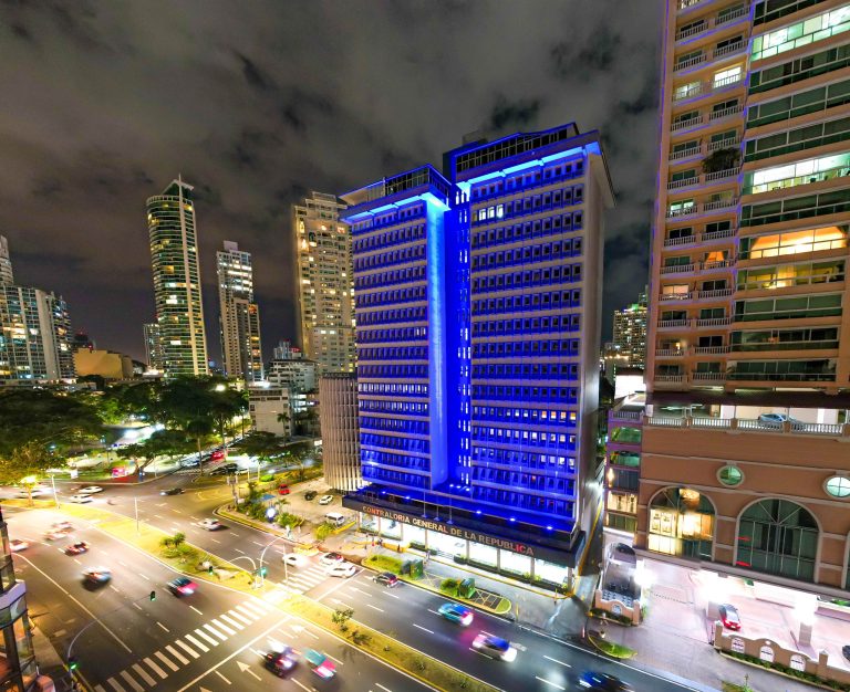 Contraloría se iluminó de azul por la concienciación sobre el autismo