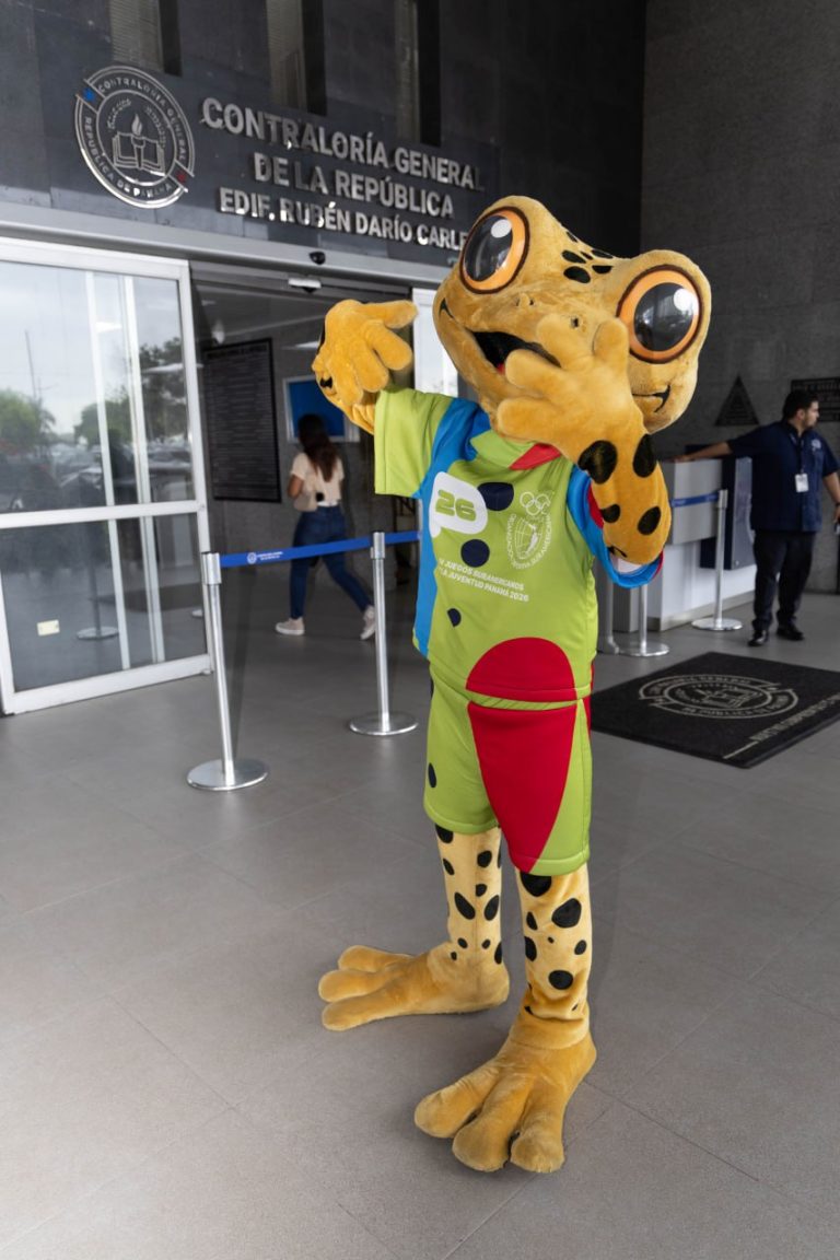 Mascota oficial de los Juegos Sudamericanos de la Juventud 2026 visita la Contraloría