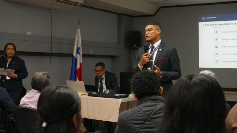 Estudiantes de Arquitectura reciben capacitación en veeduría social