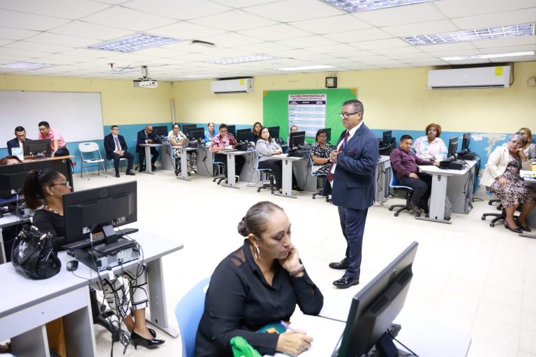 Capacitan a directivos escolares en el uso del sistema electrónico de rendición de cuentas del FECE