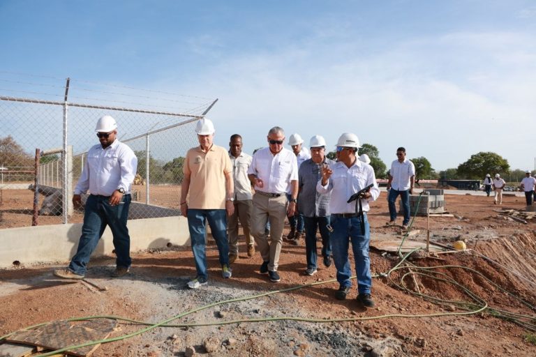 Contralor realiza recorrido de inspección al Hospital Anita Moreno para verificar avances de reactivación del proyecto