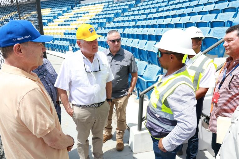 Contralor Anel Flores inspecciona proyectos deportivos y de salud en Chitré