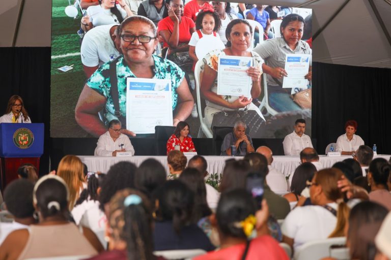 Contralor participa en la entrega de complejo habitacional Ciudad Esperanza