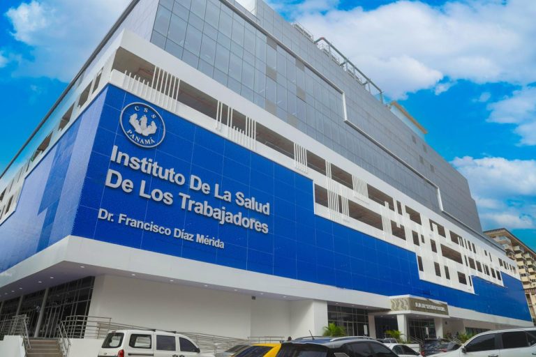 Contralor General participa en inauguración de moderna sala de hemodiálisis de la CSS