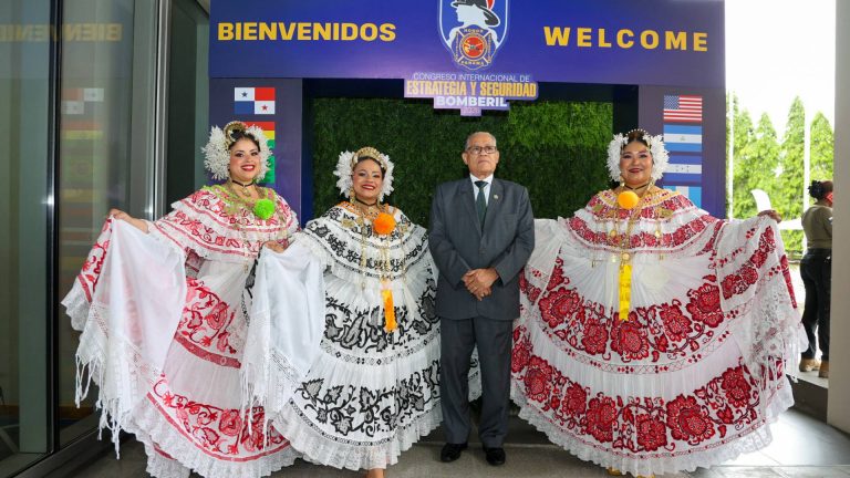 Contraloría reafirma su compromiso con la seguridad y la capacitación institucional en congreso internacional bomberil